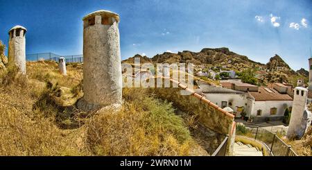 Camini tipici, abitazioni in grotta, case in grotta, quartiere Santiago Troglodyte, Guadix, Granada, Andalucía, Spagna, Europa Foto Stock