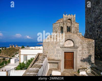 Chiesa all'ingresso del Monastero di San Giovanni il Teologo, Patmos Chora, sito Patrimonio dell'Umanità dell'UNESCO, Isola di Patmos, Dodecaneso, Islan Greco Foto Stock
