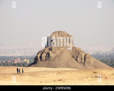 Giza, Egitto, gennaio 26 2023: Piramide di Amenemhat III, la piramide nera costruita da Amenemhat il terzo a Dahshur, chiamata Piramide nera per la sua buia, dicembre Foto Stock