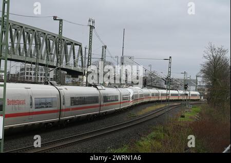 Colonia, Germania. 13 marzo 2024. Long ICE InterCityExpress della Deutsche Bahn credito: Horst Galuschka/dpa/Alamy Live News Foto Stock