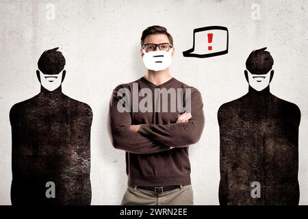 Uomo con abiti casual e due ombre nere che indossa maschere bianche protettive su sfondo bianco Foto Stock