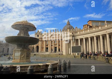 Roma, Italia, 23-02-24. Basilica e fontana di Piazza San Pietro. Sede del Vaticano e popolare tra i turisti che vogliono visitare la zona Foto Stock