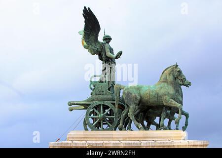 Roma, Italia, 23-02-24. La vittoria alata e il carro Quadriga con quattro cavalli, patrimonio dell'umanità dell'UNESCO situato sull'altare delle Patrie Foto Stock