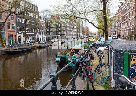 13 aprile 2022 Amsterdam Paesi Bassi. Bellissimo paesaggio. Architettura della città. Foto Stock