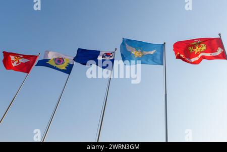 Seoul, Corea del Sud. 13 marzo 2024. La bandiera del Ministero della difesa nazionale della Corea del Sud, la bandiera dell'esercito, la bandiera della Marina, la bandiera dell'aeronautica e la bandiera del corpo dei Marines (da L a R) stanno soffiando in aria al War Memorial di Seoul. Credito: SOPA Images Limited/Alamy Live News Foto Stock