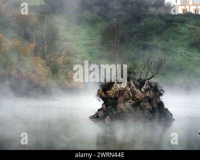 El municipio de Mértola, en Portugal, el paso por él del Río Guadiana, y algunos de los monumentos que se sitúan en sus orillas Foto Stock