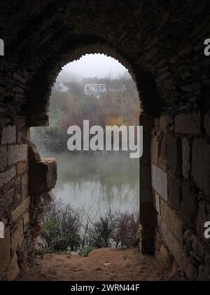 El municipio de Mértola, en Portugal, el paso por él del Río Guadiana, y algunos de los monumentos que se sitúan en sus orillas Foto Stock