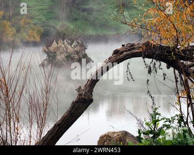 El municipio de Mértola, en Portugal, el paso por él del Río Guadiana, y algunos de los monumentos que se sitúan en sus orillas Foto Stock