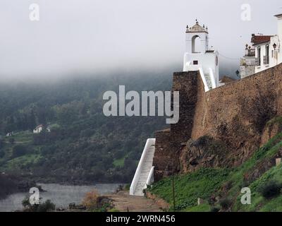 El municipio de Mértola, en Portugal, el paso por él del Río Guadiana, y algunos de los monumentos que se sitúan en sus orillas Foto Stock