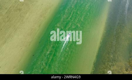 Barca nelle acque turchesi della laguna del fiume Klein, Hermanus, Provincia del Capo Occidentale, Sudafrica, Africa Copyright: MichaelxRunkel 1184-9997 Foto Stock