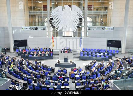 Berlino, Germania. 13 marzo 2024. Il cancelliere tedesco Olaf Scholz parla durante un tempo delle interrogazioni al Bundestag di Berlino, capitale della Germania, il 13 marzo 2024. Crediti: Ren Pengfei/Xinhua/Alamy Live News Foto Stock