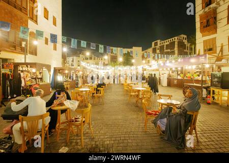 Storica scena urbana con ambiente da caffe' all'aperto, Jeddah, Arabia Saudita Foto Stock