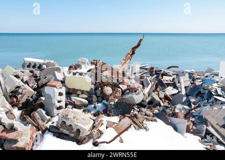 Un progetto di bonifica del terreno in corso sulle rive del lago Ontario vicino a Toronto, che utilizza materiale da costruzione demolito per creare parchi e habitat naturali. Foto Stock
