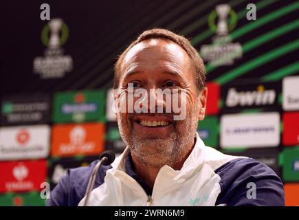 Il manager dell'AJAX John van 't Schip durante una conferenza stampa a Villa Park, Birmingham. Data foto: Mercoledì 13 marzo 2024. Foto Stock