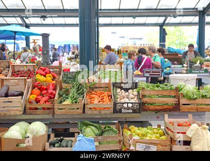 Rovigno, Croazia - 16 ottobre 2014: Prodotti vegetali freschi in casse di legno al mercato agricolo locale Istria. Foto Stock