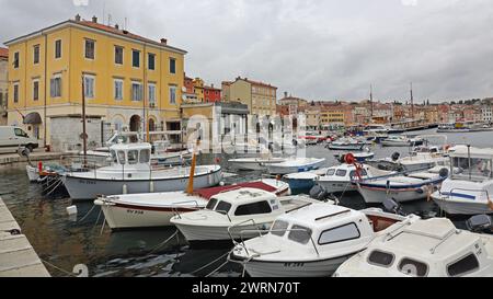 Rovigno, Croazia - 15 ottobre 2014: Barche ormeggiate al porto di Marina nella città vecchia, giorno d'autunno. Foto Stock