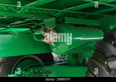 Vista dettagliata del ricevitore dell'impianto frenante pneumatico di una macchina semirimorchio agricola. Foto Stock