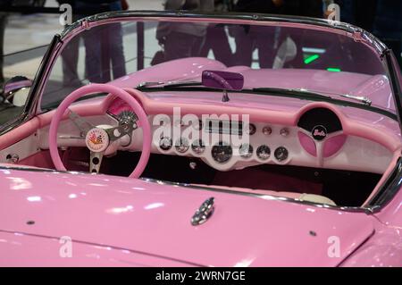 Toronto, ON, Canada - 16 febbraio 2024: Chevrolet Corvette (macchina cinematografica di Barbie) viene presentata al Metro Toronto Convention Centre Foto Stock