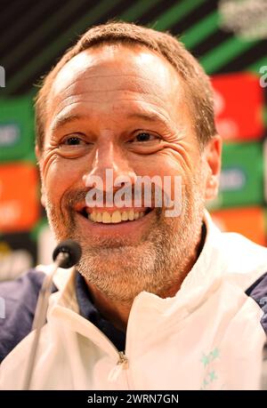 Il manager dell'AJAX John van 't Schip durante una conferenza stampa a Villa Park, Birmingham. Data foto: Mercoledì 13 marzo 2024. Foto Stock