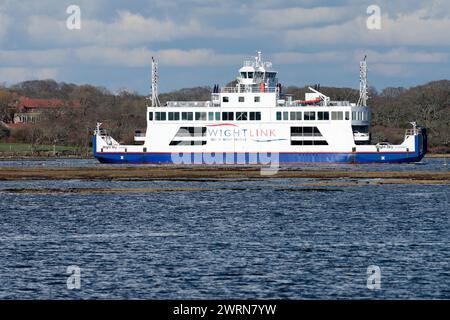 Il traghetto per auto Wight Link Wight Sky naviga nel porto di Lymington dall'Isola di Wight in una giornata nuvolosa Foto Stock