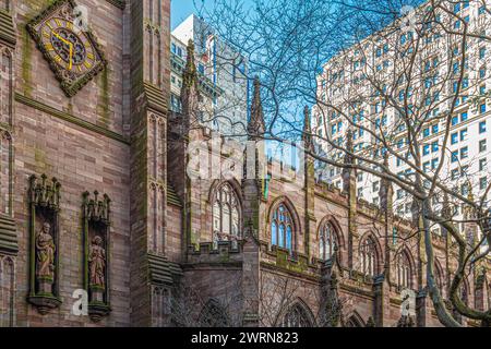 Vista della Trinity Church nella diocesi episcopale di New York, all'incrocio tra Wall Street e Broadway. È stato progettato da Richard Upjohn in The Go Foto Stock