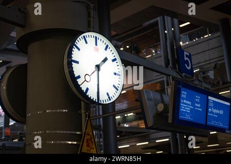 Stazione ferroviaria Berlin Hauptbahnhof della Deutsche Bahn, orario dell'orologio classico della stazione, tabellone segnapunti elettronico, orario di arrivo, traffico e trambusto Foto Stock