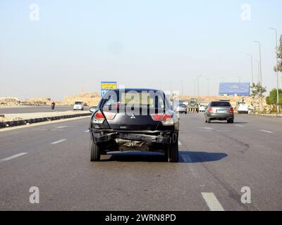 Cairo, Egitto, 2 marzo 2024: Incidente d'auto Mitsubishi dal retro, un'auto che sbatteva dal bagagliaio del veicolo, un'auto in movimento sulla strada che era in precedenza Foto Stock