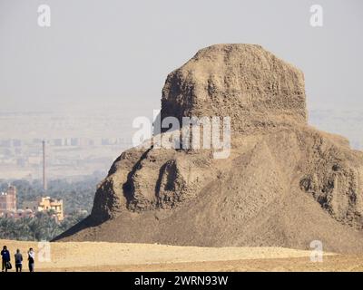 Giza, Egitto, gennaio 26 2023: Piramide di Amenemhat III, la piramide nera costruita da Amenemhat il terzo a Dahshur, chiamata Piramide nera per la sua buia, dicembre Foto Stock