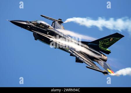 Radom, Polonia - 25 agosto 2023: Aereo da caccia Lockheed F-16 Fighting Falcon dell'aeronautica belga in volo. Aerei aeronautici e militari. Foto Stock