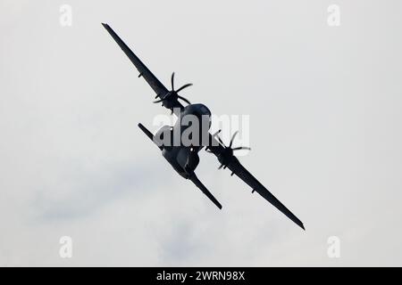 Radom, Polonia - 26 agosto 2023: Aereo da trasporto dell'aeronautica militare polacca Airbus CASA C295. Aerei aeronautici e militari. Foto Stock