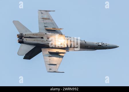 Radom, Polonia - 27 agosto 2023: Aereo da caccia F-18 Hornet dell'aeronautica finlandese in volo. Aerei aeronautici e militari. Foto Stock