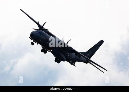 Radom, Polonia - 26 agosto 2023: Aereo da trasporto dell'aeronautica militare polacca Airbus CASA C295. Aerei aeronautici e militari. Foto Stock