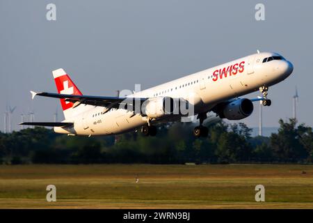 Vienna, Austria - 13 maggio 2018: Partenza dell'aereo passeggeri Airbus A321 HB-IOC della Swiss International Airlines e decollo all'aeroporto di Vienna Foto Stock