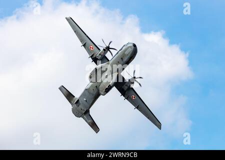 Radom, Polonia - 26 agosto 2023: Aereo da trasporto dell'aeronautica militare polacca Airbus CASA C295. Aerei aeronautici e militari. Foto Stock