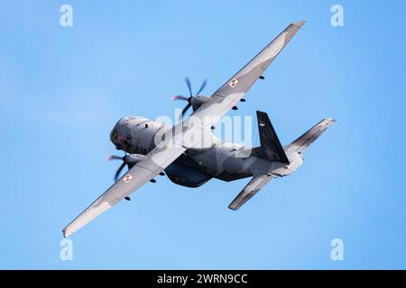 Radom, Polonia - 26 agosto 2023: Aereo da trasporto dell'aeronautica militare polacca Airbus CASA C295. Aerei aeronautici e militari. Foto Stock