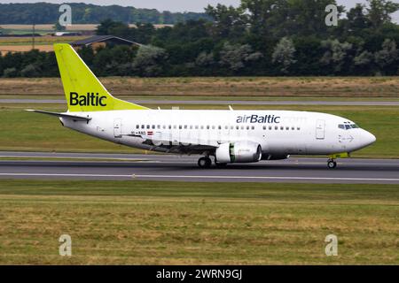 Vienna, Austria - 22 luglio 2016: Aereo passeggeri Air Baltic in aeroporto. Pianificare i viaggi di volo. Aviazione e aerei. Trasporto aereo. internazionale Foto Stock