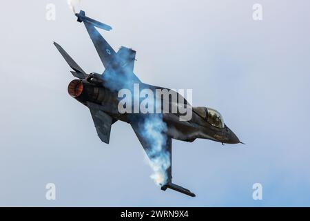 Radom, Polonia - 27 agosto 2023: Aereo da caccia Lockheed F-16 Fighting Falcon dell'Aeronautica ellenica in volo. Aerei aeronautici e militari. Foto Stock