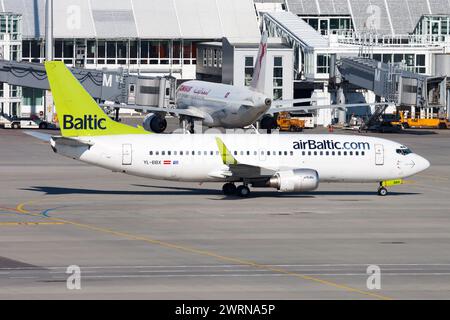 Monaco di Baviera, Germania - 6 luglio 2014: Aereo passeggeri Air Baltic in aeroporto. Pianificare i viaggi di volo. Aviazione e aerei. Trasporto aereo. internatio globale Foto Stock