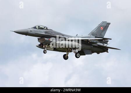 Leeuwarden / Paesi Bassi - 13 aprile 2015: Arrivo e atterraggio a Leeuwarden A dei caccia Lockheed Martin F-16C dell'aeronautica militare polacca Falcon 4071 Foto Stock