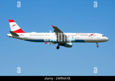 Vienna, Austria - 13 maggio 2018: Arrivo e atterraggio dell'aereo passeggeri Airbus A321 OE-LBD dell'Austrian Airlines all'aeroporto di Vienna Foto Stock