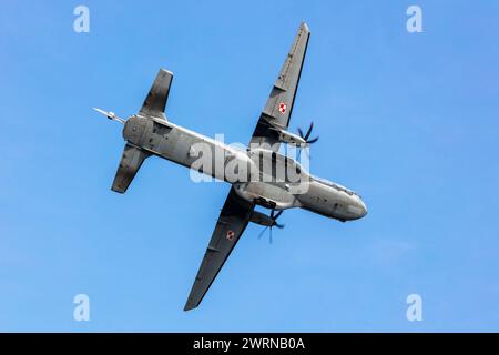 Radom, Polonia - 26 agosto 2023: Aereo da trasporto dell'aeronautica militare polacca Airbus CASA C295. Aerei aeronautici e militari. Foto Stock