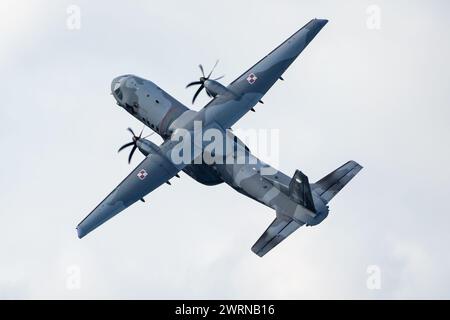 Radom, Polonia - 26 agosto 2023: Aereo da trasporto dell'aeronautica militare polacca Airbus CASA C295. Aerei aeronautici e militari. Foto Stock