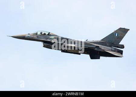 Radom, Polonia - 27 agosto 2023: Aereo da caccia Lockheed F-16 Fighting Falcon dell'Aeronautica ellenica in volo. Aerei aeronautici e militari. Foto Stock