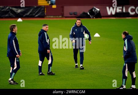 Il manager dell'AJAX John van 't Schip durante una sessione di allenamento a Villa Park, Birmingham. Data foto: Mercoledì 13 marzo 2024. Foto Stock