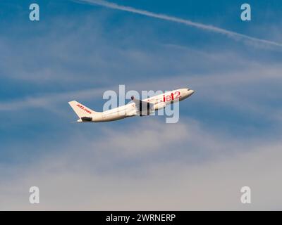 Jet2 Airbus A330-243 a mezz'aria visto contro un cielo blu sopra il Cheshire. REGNO UNITO Foto Stock