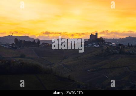 Serralunga d'Alba e il suo castello con vigneti all'alba in controluce in autunno, Cuneo, Langhe e Roero, Piemonte, Italia, Europa Copyright: carloxa Foto Stock