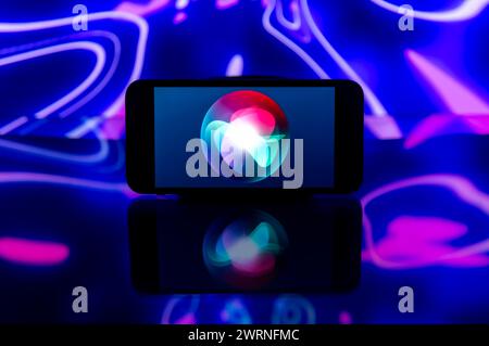 In questa immagine, viene visualizzato il logo Apple Siri sullo schermo di un telefono cellulare. Foto Stock