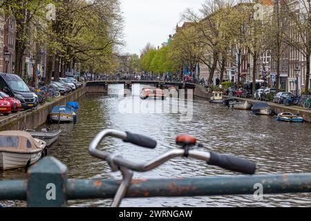 13 aprile 2022 Amsterdam Paesi Bassi. Bellissimo paesaggio. Architettura della città. Foto Stock