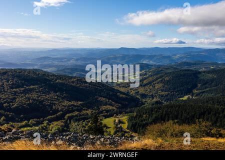 Panorama sur le parc naturel régional du Pilat depuis la Crêt de la Botte, à 1400m d’altitudine en automne Foto Stock