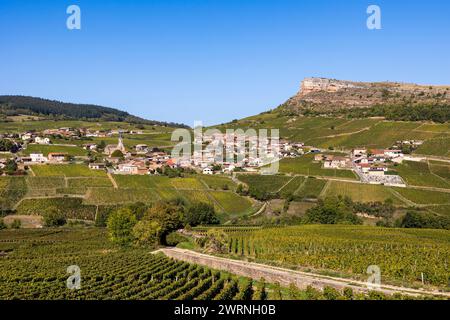 Roche du Vergisson, Son Village et Son vignoble, depuis le sommet le sommet de la Roche du Solutré, en Bourgogne Foto Stock